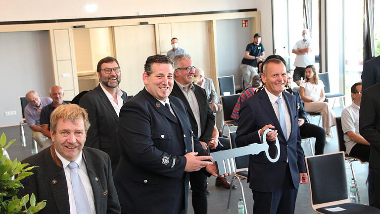 Gruppenbild mit Schlüssel: Blick in den schmucken, großzügigen Saal mit (vorne von links) ALE-Chef Jürgen Eisentraut, Die Corona-Vorgaben