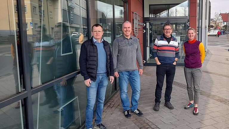 In Marktheidenfeld trafen die Mitglieder der Arbeitsgruppe Radwegekonzept mit Planerin Anna Nägele zusammen. Unser Foto zeigt (von links) Zweiter Bürgermeister Christian Menig, Ralf Hofmann und Wolfgang Barthel von der Arbeitsgruppe sowie Planerin Anna Nägele. In Marktheidenfeld trafen die Mitglieder der Arbeitsgruppe Radwegekonzept mit Planerin Anna Nägele zusammen. Unser Foto zeigt (von links) Zweiter Bürgermeister Christian Menig, Ralf Hofmann und Wolfgang Barthel von der Arbeitsgruppe sowie Planerin Anna Nägele.