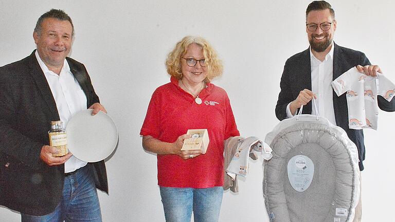 Zum sechsten Mal startet in der Zeit vom 20 Juni bis 2. Juli die Woche der Nachhaltigkeit bei der Shoppingwelt Pecht in Bad Neustadt. Einige der Produkte waren beim Pressetermin im Unternehmen Pecht zu sehen (von links): Ralf Baumeister, Petra Fuchs und Bernd Titius. Zum sechsten Mal startet in der Zeit vom 20 Juni bis 2. Juli die Woche der Nachhaltigkeit bei der Shoppingwelt Pecht in Bad Neustadt. Einige der Produkte waren beim Pressetermin im Unternehmen Pecht zu sehen (von links): Ralf Baumeister, Petra Fuchs und Bernd Titius.