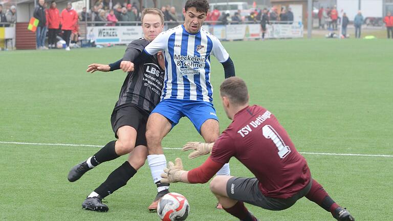 Abgeblockt: Keeper Philipp Wander (rechts) und Sebastian Mack (Mitte) hindern den Frammersbacher Dominik Bathon (links) am Torschuss. Abgeblockt: Keeper Philipp Wander (rechts) und Sebastian Mack (Mitte) hindern den Frammersbacher Dominik Bathon (links) am Torschuss.
