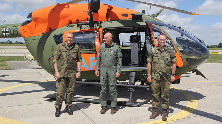 Freuen sich über ein pünktliches und kostenstabiles Beschaffungsprojekt (von links) Vizeadmiral Carsten Stawitzki, Oberst Peter Göhringer und Generalleutnant Alfons Mais.