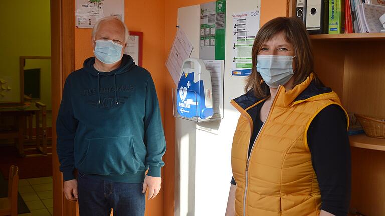 Ein Defibrillator hängt ab sofort in jeder der fünf städtischen Kindertagesstätten Marktheidenfelds, wie hier in der Kita Kolpingstraße bei Sicherheitsbeauftragtem Jürgen Kutz und Leiterin Birgit Nürnberger. Ein Defibrillator hängt ab sofort in jeder der fünf städtischen Kindertagesstätten Marktheidenfelds, wie hier in der Kita Kolpingstraße bei Sicherheitsbeauftragtem Jürgen Kutz und Leiterin Birgit Nürnberger.