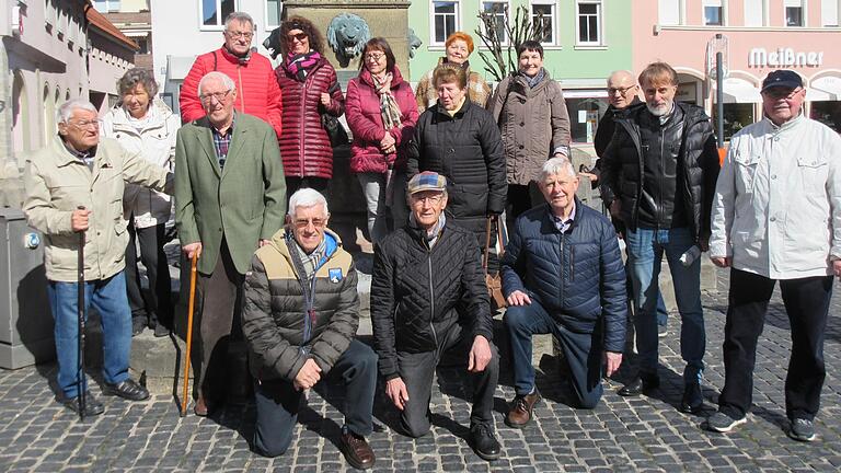Sechstes Storchengassen-Treffen in Bad Neustadt (vordere Reihe, kniend von links): Wolfgang Kitscha, Hubert Appl und Werner Straub; erste Reihe stehend von links: Roland und Birgit Hochgesang, Helmut Berninger, Marga Wehner, Helmut Bohuschke, Emil Kitscha und Werner Lindl; hintere Reihe von links: Günter und Rosi Pusch, Christine Falkowski, Marita Lindl und Irmgard Kitscha. Sechstes Storchengassen-Treffen in Bad Neustadt (vordere Reihe, kniend von links): Wolfgang Kitscha, Hubert Appl und Werner Straub; erste Reihe stehend von links: Roland und Birgit Hochgesang, Helmut Berninger, Marga Wehner, Helmut Bohuschke, Emil Kitscha und Werner Lindl; hintere Reihe von links: Günter und Rosi Pusch, Christine Falkowski, Marita Lindl und Irmgard Kitscha.