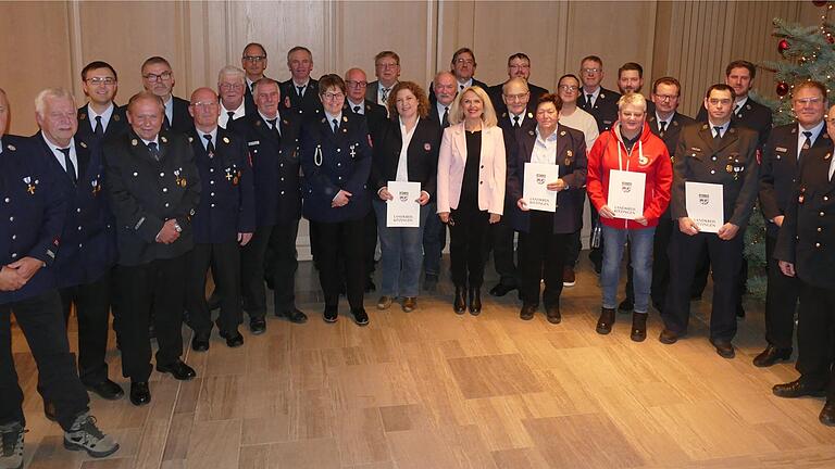 Die von ihren Heimatgemeinden nominierten 26 Kandidaten für den Ehrenamtspreis erhielten eine anerkennende Urkunde. Die von ihren Heimatgemeinden nominierten 26 Kandidaten für den Ehrenamtspreis erhielten eine anerkennende Urkunde.