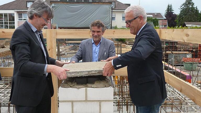 Grundsteinlegung der neuen Stadthalle mit Eintrag ins Goldene Buch Grundsteinlegung der neuen Stadthalle mit Eintrag ins Goldene Buch