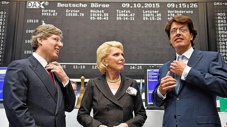 Börsengang Schaeffler AG       -  Börsenneulinge: (von links) Georg Schaeffler, Maria-Elisabeth Schaeffler-Thumann und Schaeffler-Vorstandschef Klaus Rosenfeld am Freitag zum Handelsbeginn in der Börse Frankfurt. Arne dedert, dpa