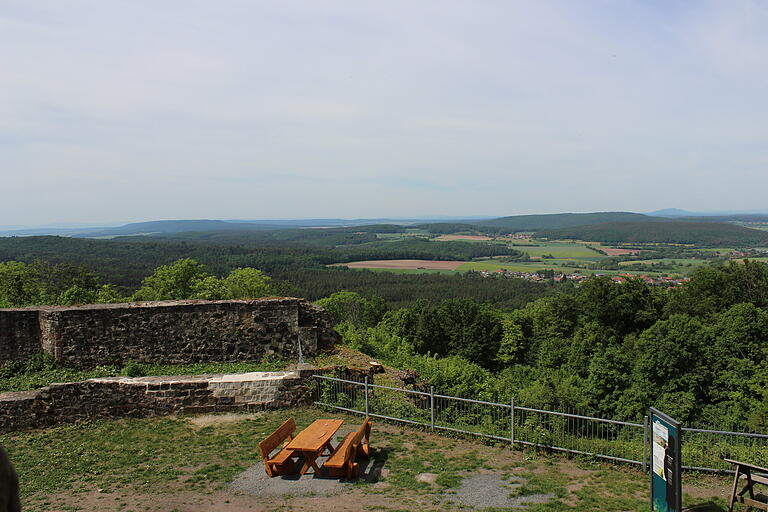 Die Burgruine Bramberg gilt als die höchst gelegene Ruine im Landkreis Haßberge und bietet bei klarer Sicht einen Ausblick, der bis in die Rhön reicht.