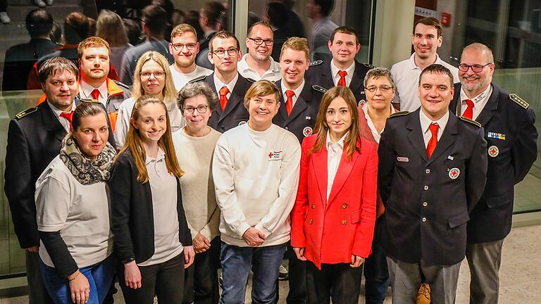 Die Geehrten (von links): Sebastian Becker (Kreisbereitschaftsleiter), Kerstin Schwarz, Steffen Willinger (stv. Bereitschaftsleiter), Theresa Endrich, Kerstin Eichhorn, Christian Wolf, Sieglinde Kreser, Markus Saller, Karin Kraus, Sven Eichhorn, Lukas Bürger (stv. Bereitschaftsleiter), Jennifer Amend (Kreisgeschäftsführerin i.V.), Alexander Vornwald (Bereitschaftsleiter), Relinde Zipprich, Jonas Pröschel, Mirko Diener, Michael Behringer (1. Stv. Vorsitzender). Die Geehrten (von links): Sebastian Becker (Kreisbereitschaftsleiter), Kerstin Schwarz, Steffen Willinger (stv. Bereitschaftsleiter), Theresa Endrich, Kerstin Eichhorn, Christian Wolf, Sieglinde Kreser, Markus Saller, Karin Kraus, Sven Eichhorn, Lukas Bürger (stv. Bereitschaftsleiter), Jennifer Amend (Kreisgeschäftsführerin i.V.), Alexander Vornwald (Bereitschaftsleiter), Relinde Zipprich, Jonas Pröschel, Mirko Diener, Michael Behringer (1. Stv. Vorsitzender). 