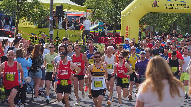 Saaletal-Marathon SV Ramsthal - Aufgrund der hohen Teilnehmerzahlen wurden die Läuferinnen und Läufer zu verschiedenen Uhrzeiten auf die Strecke geschickt. Saaletal-Marathon SV Ramsthal - Aufgrund der hohen Teilnehmerzahlen wurden die Läuferinnen und Läufer zu verschiedenen Uhrzeiten auf die Strecke geschickt.