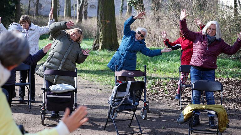 Rollator-Yoga - Ein wenig geht immer: Seniorinnen beim Rollator-Yoga im Schlosspark Köthen (Sachsen-Anhalt). (Archivbild) Rollator-Yoga - Ein wenig geht immer: Seniorinnen beim Rollator-Yoga im Schlosspark Köthen (Sachsen-Anhalt). (Archivbild)