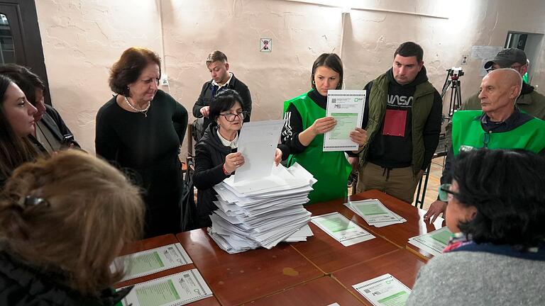 Nach der Parlamentswahl in Georgien - In Georgien haben die Menschen bei der Parlamentswahl über die Zukunft des Landes abgestimmt. (Archivbild) Nach der Parlamentswahl in Georgien - In Georgien haben die Menschen bei der Parlamentswahl über die Zukunft des Landes abgestimmt. (Archivbild)