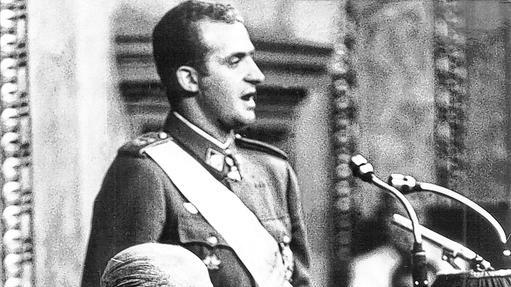 Prinz Juan Carlos bei seiner Vereidigung am 23. Juli 1969 neben General Franco. Der Diktator hatte ihn dazu auserwählt, nach seinem Tod spanischer König und neuer Staatschef zu werden.