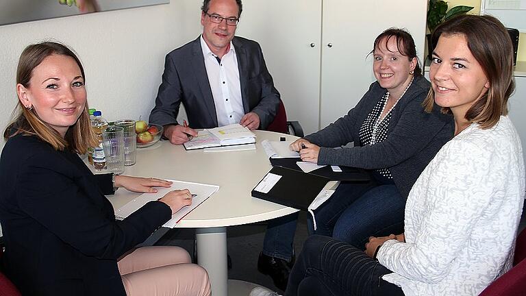 Regelmäßig sitzen sie in Teambesprechungen zusammen, die Mitarbeiter des Berufsförderungswerkes Schweinfurt. Von links: Sonja Schönknecht, Detlef Wieland, Lina Zeißner und Franziska Herold.