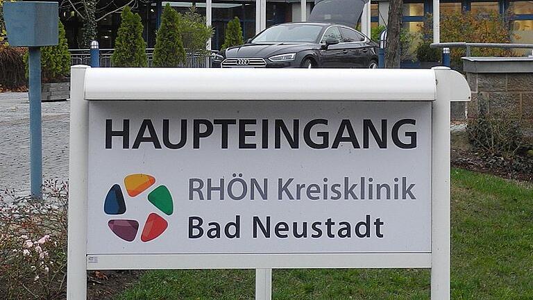Noch steht dieses Schild in der Martin-Luther-Straße in Bad Neustadt. Aber nicht mehr lange. Zwischen Weihnachten und Neuiahr wird der große Umzug in den akut-klinischen Bereich auf dem Rhön-Klinikum Campus in Herschfeld vonstatten gehen. Eine logistische Herausforderung.