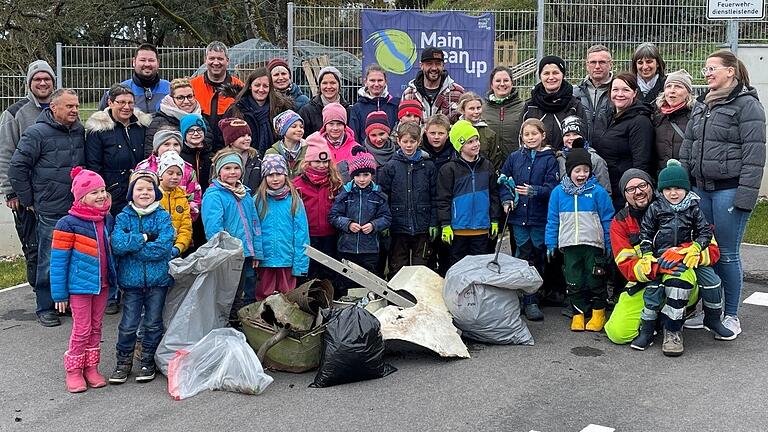 Rund 40 Helferinnen und Helfer sammelten am Main bei Gädheim rund 350 Kilogramm Müll.&nbsp;