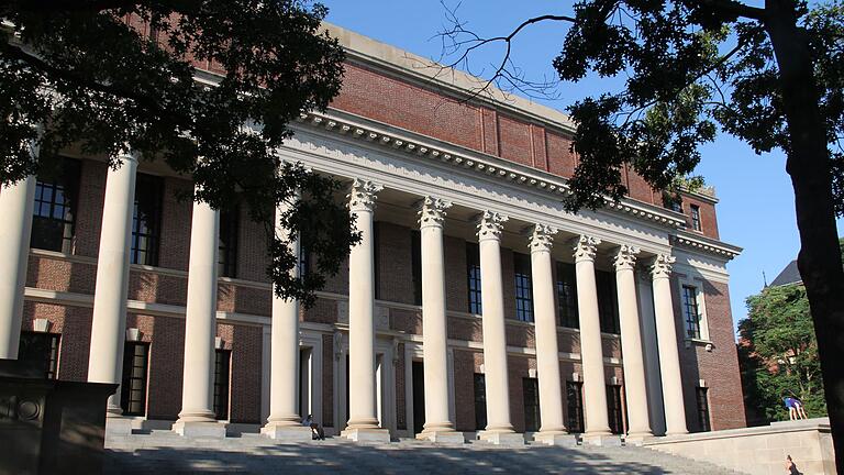Campus der Universität Harvard       -  Die renommierte Harvard-Uni stellt sich dem Kurs der Trump-Regierung entgegen. (Archivbild)