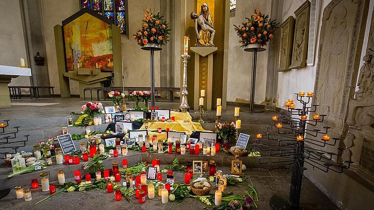 Der Gedenkort für die toten Jugendlichen in der Arnsteiner Wallfahrtskirche Maria Sondheim Anfang Februar. Der Gedenkort für die toten Jugendlichen in der Arnsteiner Wallfahrtskirche Maria Sondheim Anfang Februar.