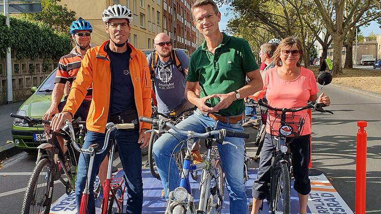 Beim Schweinfurter Mobilitätstag am 22. September 2019 zeigte Martin Dettmar vom ADFC (zweiter von links) Oberbürgermeister Sebastian Remelé (rechts daneben), dass sich temporäre Radstreifen schnell errichten lassen. Damals sei der OB begeistert gewesen, doch getan hätte sich bislang noch nichts, so Dettmar. Beim Schweinfurter Mobilitätstag am 22. September 2019 zeigte Martin Dettmar vom ADFC (zweiter von links) Oberbürgermeister Sebastian Remelé (rechts daneben), dass sich temporäre Radstreifen schnell errichten lassen. Damals sei der OB begeistert gewesen, doch getan hätte sich bislang noch nichts, so Dettmar.
