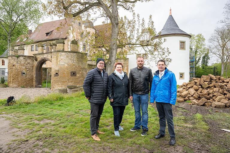 Sie sind nah dran am Umbau des Schlossensembles in Schwebheim: Mario Söllner (Investor und Bauherr des Hotels), Britta Ritter (Ortsgeschichtlicher Arbeitskreis), Schlosseigentümer Marcel Neubert und Schwebheims Bürgermeister Volker Karb.