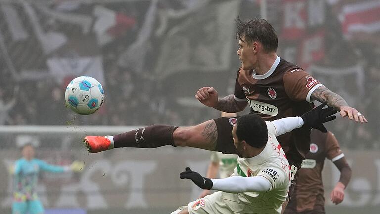 FC St. Pauli - FC Augsburg       -  St. Paulis Eric Smith (r) und Augsburgs Alexis Claude-Maurice kämpfen um den Ball.
