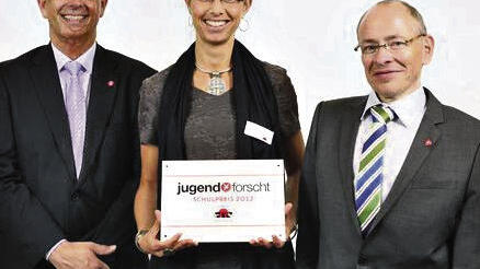 Freude über Preis: Alexandra Graf (Mitte) vom Gymnasium Marktbreit nahm Jugend-forscht-Preis in Köln von Nico Kock (links) und Klaus Eikmeier entgegen. Freude über Preis: Alexandra Graf (Mitte) vom Gymnasium Marktbreit nahm Jugend-forscht-Preis in Köln von Nico Kock (links) und Klaus Eikmeier entgegen.