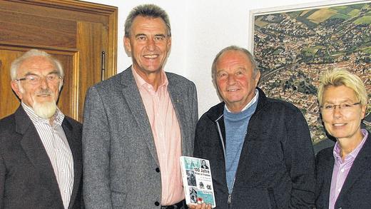100 Jahre Strom in Franken: Manfred Hahn hat sein Buch &bdquo;100 Jahre Strom in Franken &ndash; von der Kaiserzeit bis zur Energiewende&ldquo; vorgestellt. Im Bild (von links) Wilhelm Radina, Oberbürgermeister Siegfried Müller, Manfred Hahn und Archivarin Doris Badel.