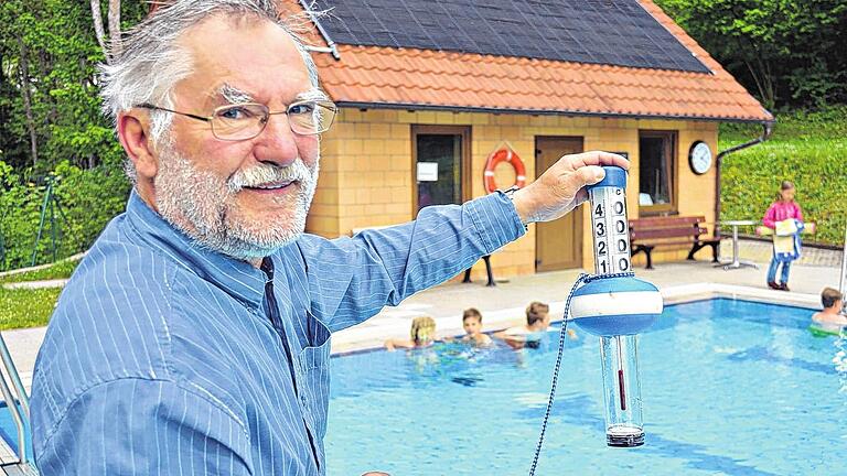 Routineangelegenheit: Rudolf Förster beim Ablesen der Wassertemperatur. Am Dienstagnachmittag lag sie bei 18 Grad Celsius. Routineangelegenheit: Rudolf Förster beim Ablesen der Wassertemperatur. Am Dienstagnachmittag lag sie bei 18 Grad Celsius.
