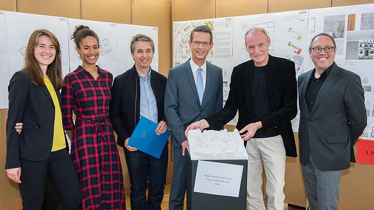 Bei der Preisverleihung zum Planungswettbewerb für das Kulturforum war die Stimmung noch gut: Im Bild (von links) Katharina Christ, Semira Lenk, Pablo Allen, Oberbürgermeister Sebastian Remelé Markus Kill und Baureferent Ralf Brettin. Bei der Preisverleihung zum Planungswettbewerb für das Kulturforum war die Stimmung noch gut: Im Bild (von links) Katharina Christ, Semira Lenk, Pablo Allen, Oberbürgermeister Sebastian Remelé Markus Kill und Baureferent Ralf Brettin.