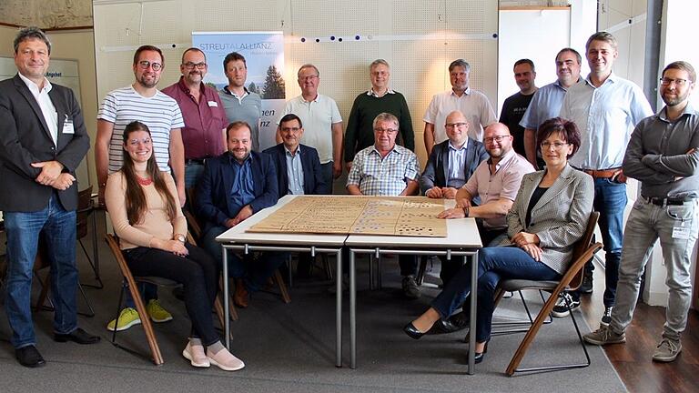Wie sieht das weitere Integrierte Ländliche Entwicklungskonzept der Streutalallianz aus? In Klosterlangheim wurden Strategien für die Projekte der Zukunft erarbeitet. Im Bild die Bürgermeister samt Allianzmanagerin und die VG-Chefs der Streutalgemeinden mit den Referenten. Wie sieht das weitere Integrierte Ländliche Entwicklungskonzept der Streutalallianz aus? In Klosterlangheim wurden Strategien für die Projekte der Zukunft erarbeitet. Im Bild die Bürgermeister samt Allianzmanagerin und die VG-Chefs der Streutalgemeinden mit den Referenten.