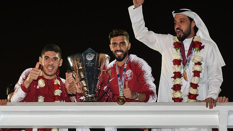 Zu den größten katarischen Erfolgen gehört unter anderem der Gewinn des Asien Cups. 2019 holten die Fußballer um Kapitän Hasan Al Haydos (Mitte) erstmals den Titel. Zu den größten katarischen Erfolgen gehört unter anderem der Gewinn des Asien Cups. 2019 holten die Fußballer um Kapitän Hasan Al Haydos (Mitte) erstmals den Titel.