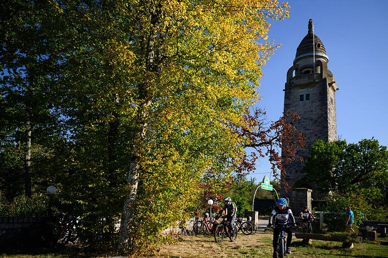 Wer hier die 25 Höhenmeter nicht scheut, hat von der Aussichtsplattform am Wittelsbacher Turm aus bessere Aussichten auf Bad Kissingen und die Rhön. Wer hier die 25 Höhenmeter nicht scheut, hat von der Aussichtsplattform am Wittelsbacher Turm aus bessere Aussichten auf Bad Kissingen und die Rhön.