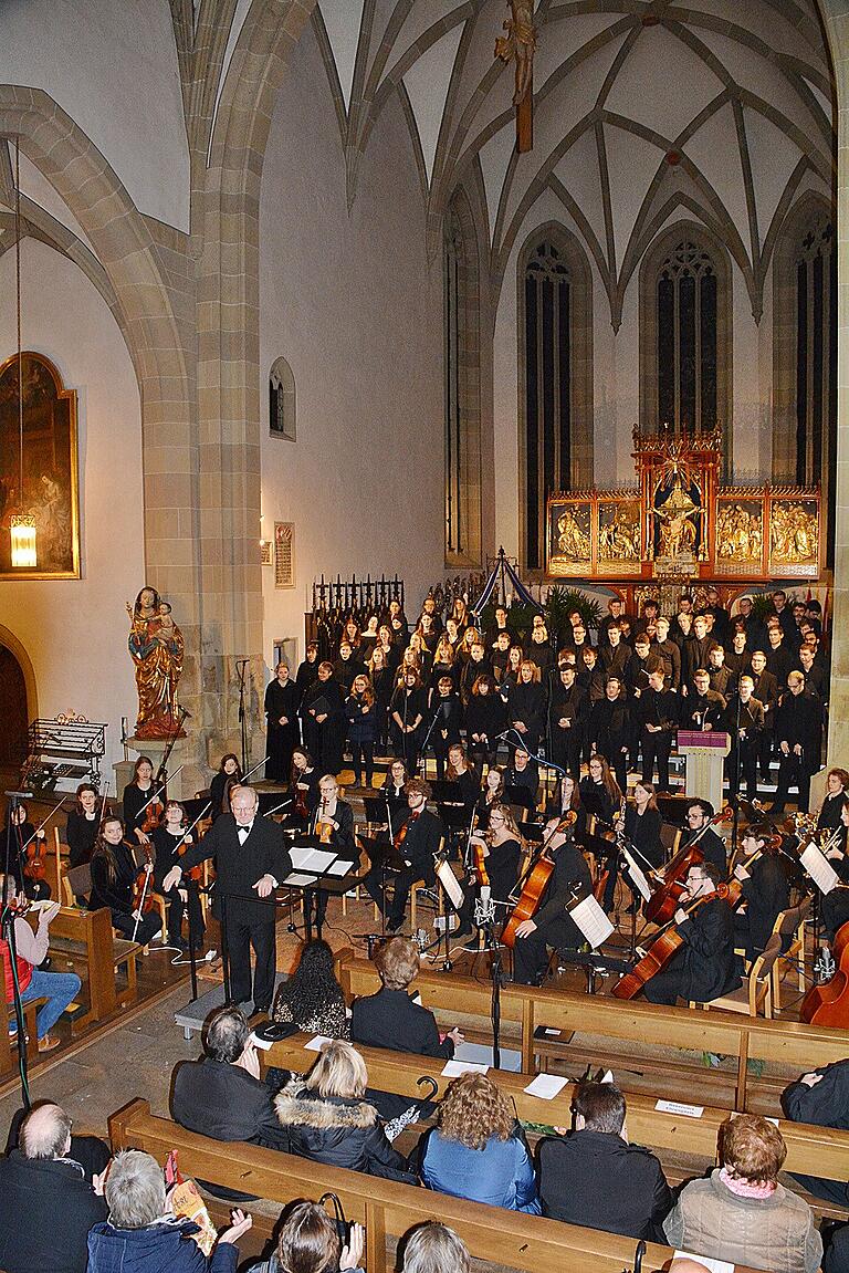 Ein Konzert mit zahlreichen Höhepunkten bot die Berufsfachschule für Musik Bad Königshofen am Sonntag in der Stadtpfarrkirche unter der Leitung von Schulleiter Professor Ernst Oestreicher. Ein Konzert mit zahlreichen Höhepunkten bot die Berufsfachschule für Musik Bad Königshofen am Sonntag in der Stadtpfarrkirche unter der Leitung von Schulleiter Professor Ernst Oestreicher.