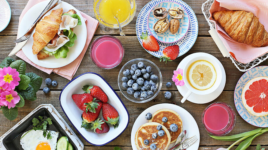 Breakfast food table. Festive brunch set, meal variety with fried egg, pancakes, croissants, smoothie ,fresh berries and fruits       -  Breakfast food table. Festive brunch set, meal variety with fried egg, pancakes, croissants, smoothie ,fresh berries and fruits. Overhead view