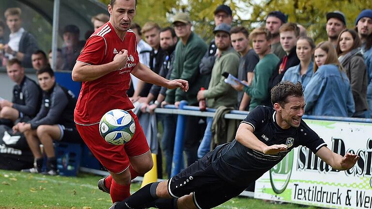 Kleiner Schubser mit Wirkung: Torschütze Stefan Sauer (SV Schwanfeld, rot) bringt Florian Barth (SG Waigolshausen/Theilheim/Hergolshausen) aus dem Gleichgewicht. Das Spitzenspiel in der Kreisklasse Schweinfurt 1 endete mit einem 1:1.