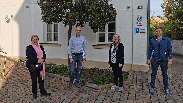 Heidi Baumgartner (Maklerin), Lothar Riemer, Ulrike Diehl (Vorstände iSo e. V.). und Jürgen Weber nach Unterzeichnung des Kaufvertrags beim Notar.