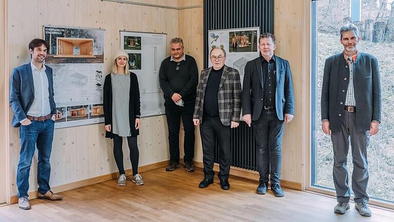 Bei einem studentischen Ideenwettbrwerb wurden neue Wetterschutzhütten präsentiert. Im Bild (von links) Prof. Christopher Robeller, Sarah Kolmeder (Steigerwald-Zentrum), Claus Seifert (Trägerverein Steigerwald-Zentrum), Walter Heußlein (Ehrenpräsident der Handwerkskammer Unterfranken), Frank Ackermann (Obermeister der Schreinerinnung Kitzingen) und Stephan Thierfelder (Amt für Ernährung, Landwirtschaft und Forsten Schweinfurt).
