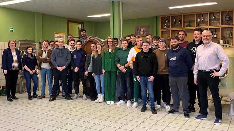 Die Schüler:innen der Fachklasse für Weinwirtschaft mit der Schulleiterin Margit Stühler, StDin, (ganz links), Weinkönigin Eva Brockmann (Mitte) und Klassenleiter Johannes Arnold (ganz rechts).