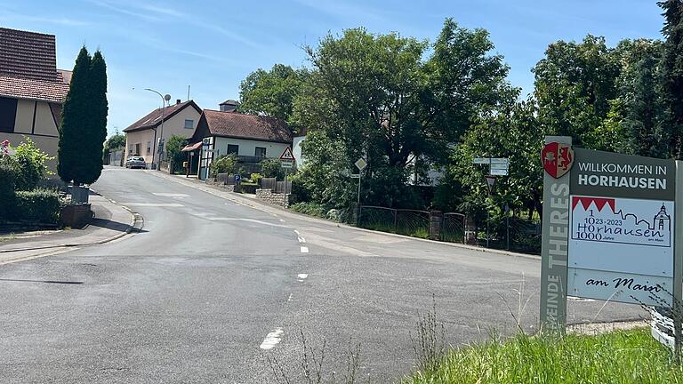 Willkommen in Horhausen, aber bitte langsam fahren. Die Bevölkerung ist besorgt um die schulpflichtigen Kinder, welche hier auf ihren Bus warten. Willkommen in Horhausen, aber bitte langsam fahren. Die Bevölkerung ist besorgt um die schulpflichtigen Kinder, welche hier auf ihren Bus warten.
