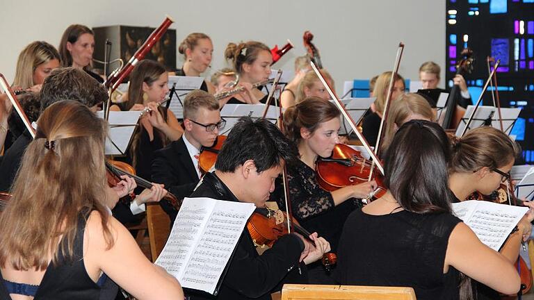 Das Akademische Orchester der Universität Würzburg bot ein herausragendes Klassik-Konzert unter Leitung von Markus Popp. Das Akademische Orchester der Universität Würzburg bot ein herausragendes Klassik-Konzert unter Leitung von Markus Popp.