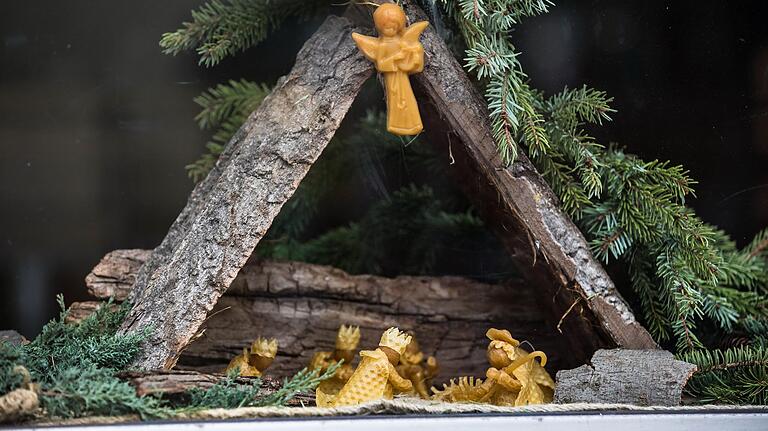 Diese Krippe aus Bienenwaben steht im Schaufenster von Archers Field in der Klosterstraße 11. Diese Krippe aus Bienenwaben steht im Schaufenster von Archers Field in der Klosterstraße 11.