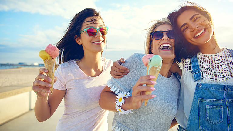 Laughing teenage girls enjoying ice cream cones - Eine gesunde 'Work-Life-Balance' ist gerade für junge Menschen ein wichtiger Bestandteil des Arbeitslebens. Laughing teenage girls enjoying ice cream cones - Eine gesunde 'Work-Life-Balance' ist gerade für junge Menschen ein wichtiger Bestandteil des Arbeitslebens.