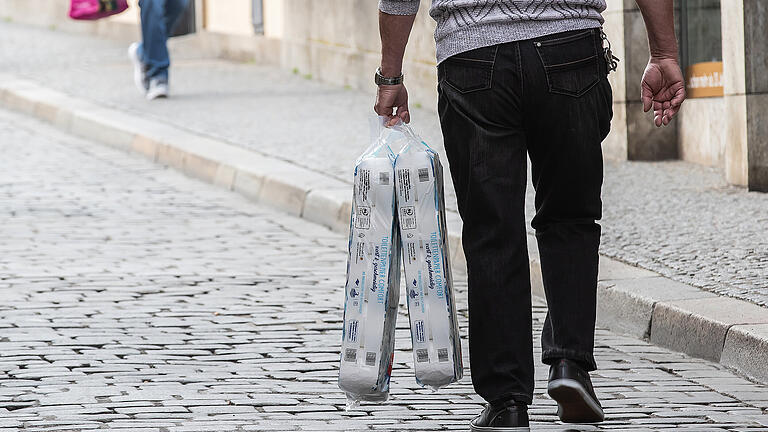 Fast keine Menschen sind in Würzburg in der Innenstadt auf den Straßen. Die Hotspots wie Marktplatz, Domstraße und Alte Mainbrücke wie ausgestorben am späten Nachmittag (20.03.20). Fast keine Menschen sind in Würzburg in der Innenstadt auf den Straßen. Die Hotspots wie Marktplatz, Domstraße und Alte Mainbrücke wie ausgestorben am späten Nachmittag (20.03.20).