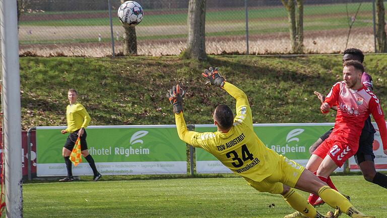 Daniel Muteba (rechts verdeckt) hat abgezogen und den TSV Buchbach bereits nach fünf Minuten in Führung gebracht. Die Aubstädter Leon Heinze (rechts) und Torhüter Maximilian Weisbäcker kommen zu spät. Daniel Muteba (rechts verdeckt) hat abgezogen und den TSV Buchbach bereits nach fünf Minuten in Führung gebracht. Die Aubstädter Leon Heinze (rechts) und Torhüter Maximilian Weisbäcker kommen zu spät.