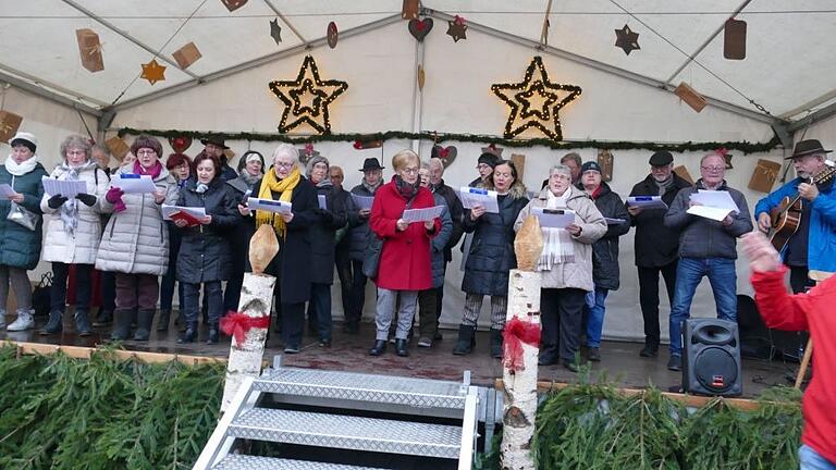 Singen mit dem Sängerverein Mellrichstadt gehört zum nostalgischen Weihnachtsmarkt dazu. Singen mit dem Sängerverein Mellrichstadt gehört zum nostalgischen Weihnachtsmarkt dazu.