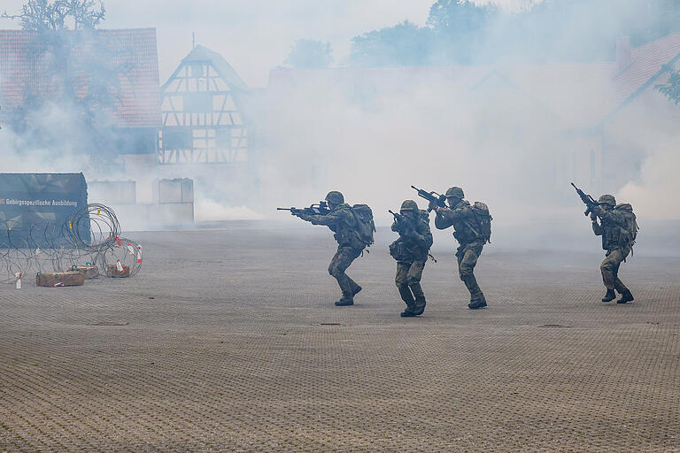 Sturm auf ein Wohnhaus: Dieses Kriegsszenario führten Soldatinnen und Soldaten an der Infanterieschule Hammelburg Verteidigungsminister Boris Pistorius vor. Sturm auf ein Wohnhaus: Dieses Kriegsszenario führten Soldatinnen und Soldaten an der Infanterieschule Hammelburg Verteidigungsminister Boris Pistorius vor.