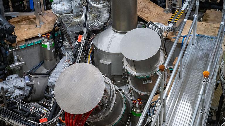 Kernfusionsexperiment 'Wendelstein 7-X' - 1000 Tonnen wiegt die Forschungsanlage „Wendelstein 7-X”. Investitionen, Betriebs- und Personalkosten sowie laufende Kosten summieren sich auf über eine Milliarde Euro. Kernfusionsexperiment 'Wendelstein 7-X' - 1000 Tonnen wiegt die Forschungsanlage „Wendelstein 7-X”. Investitionen, Betriebs- und Personalkosten sowie laufende Kosten summieren sich auf über eine Milliarde Euro.