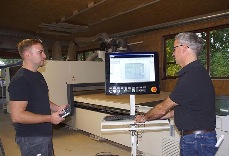 In der Schreinerei ist die Digitalisierung eingezogen – ein wesentlicher Teil der Investitionen. Sohn Louis und Vater Johannes Kulla bei der Arbeit. In der Schreinerei ist die Digitalisierung eingezogen – ein wesentlicher Teil der Investitionen. Sohn Louis und Vater Johannes Kulla bei der Arbeit.