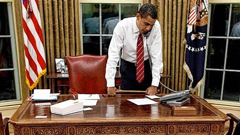 US-Präsident Obama       -  US-Präsident Barack Obama an seinem Schreibtisch im Oval Office. Er freut sich auf mehr Schlaf ab dem Ende seiner Amtszeit im Januar.