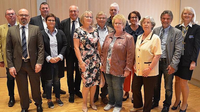 Dem alten und neuen Vorsitzenden Dirk Brosge (Fünfter von links) stehen diese Mitglieder des neuen VdK-Kreisverbands zur Seite. Zweiter von links Herbert Lochbrunner, stellvertretender Landesgeschäftsführer, rechts Kreisgeschäftsführerin Lydia Vorndran, Zweiter von rechts dritter Bürgermeister Karl Breitenbücher. Foto Nerche-Wolf