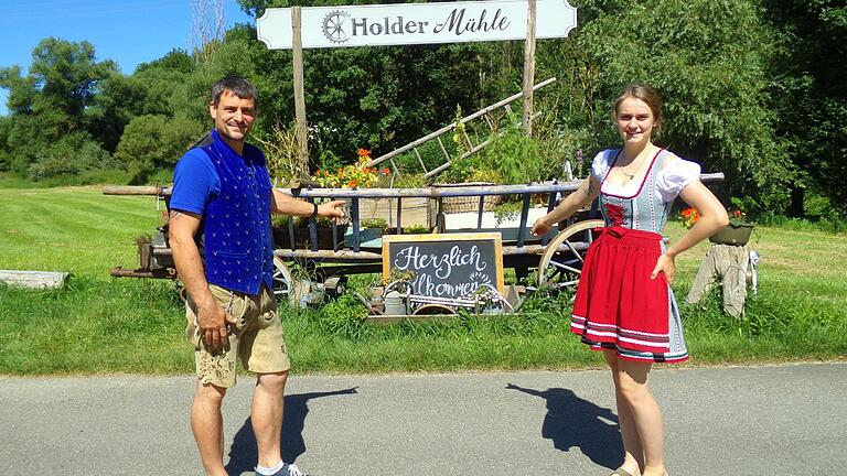 Das Wirtspaar Tobias Wendler und Franziska Grimm freut sich schon auf Gäste in der Holdermühle. Das Wirtspaar Tobias Wendler und Franziska Grimm freut sich schon auf Gäste in der Holdermühle.